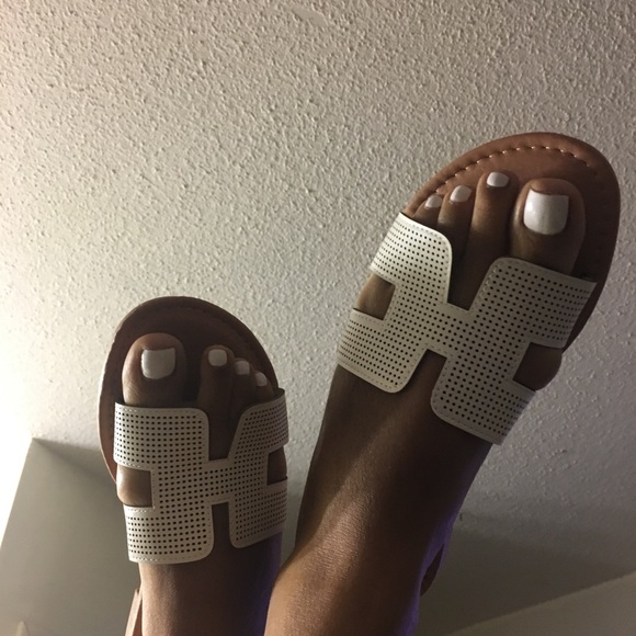 MUST-HAVE White Slide Sandals - Picture 4 of 4